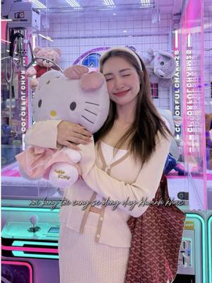 A post by @hoaminzy_hoadambut on TikTok caption: A đỡ nhé, nhắm mắt … xoay ♥️💋