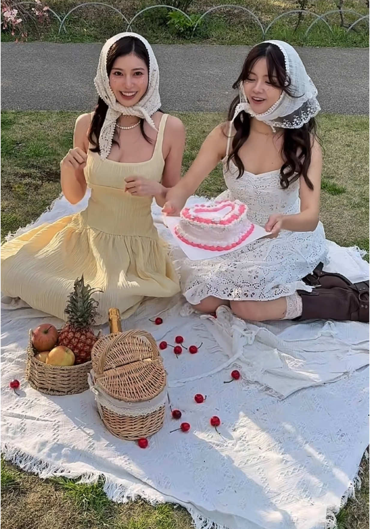 A post by @i.am_natsuki_ on TikTok caption: エッホエッホエッホ！ ピクニックでTikTokerしてる笑💗 #ピクニック 
