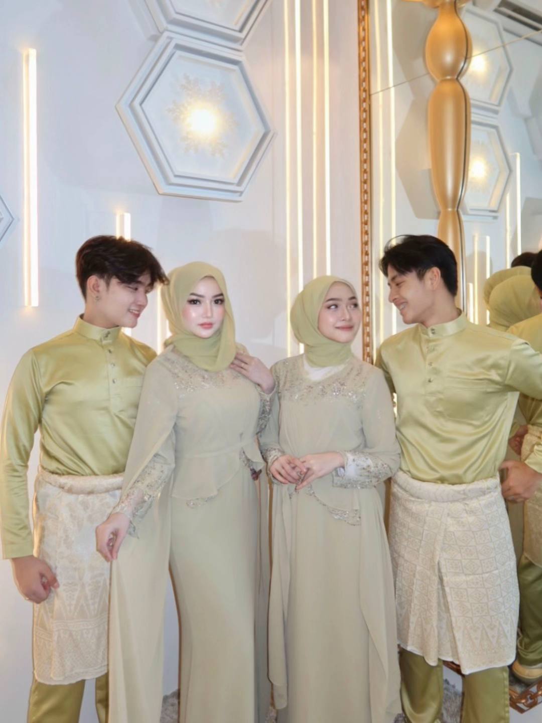 A post by @razor.fathanah on TikTok caption: Sungguh liburan yang menyenangkan dan happy untuk menggunakan baju adat melayu ini💚
