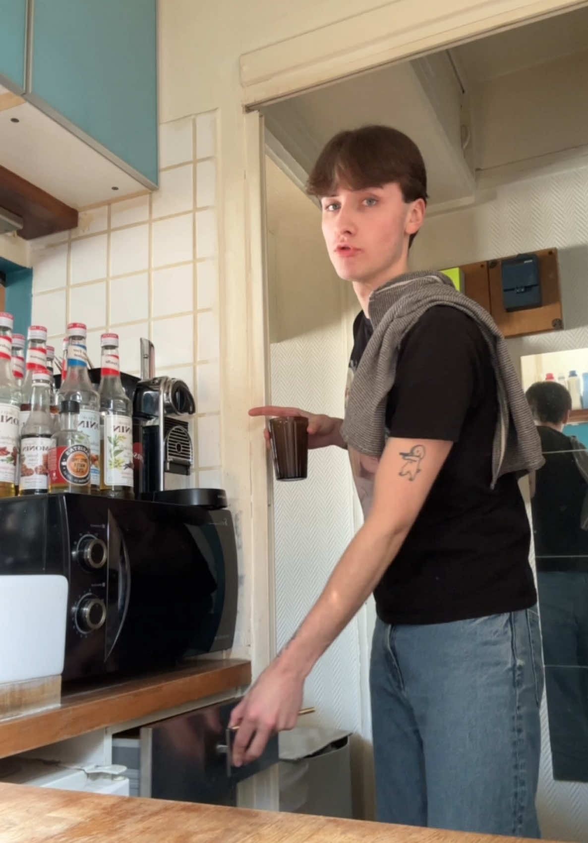 A post by @louisczn on TikTok caption: Si Manu macs regarde Jeremstar on est foutus