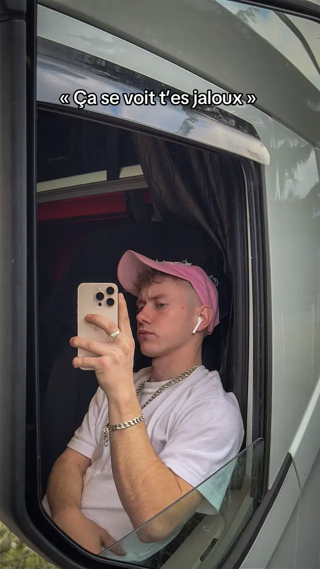 A post by @fsk_off on TikTok caption: Je suis la trend pour une fois 😂