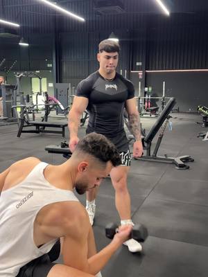 A post by @andoonig on TikTok caption: Estás usando las de…? #fitness #gym 