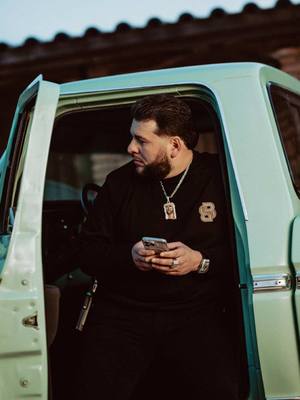 A post by @elfantasma.oficial on TikTok caption: ¡Sálvame Prro! 👻👀  #elfantasma #fyp #afinartemusic 