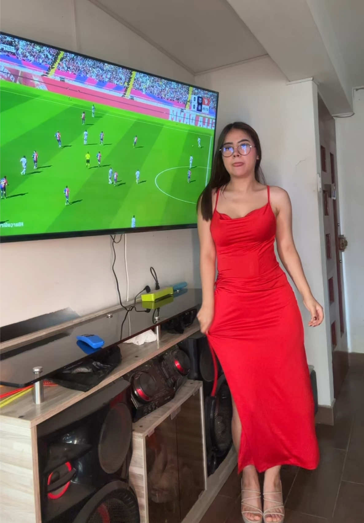 A post by @milenajeje on TikTok caption: Perdón por tapar la TV😞// NO pegar el enlacee 