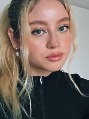 A post by @karolsevillaokay on TikTok caption: si no vibramos ni te hablo! 🫢