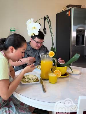 A post by @mariajessica16 on TikTok caption: Cocinando y platicando/ enchiladas verdes #blog #cocina 