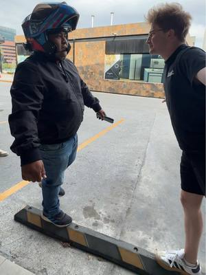 A post by @alextachers on TikTok caption: Duelo de equilibrio vs @Tony De Leon 🤼🫡