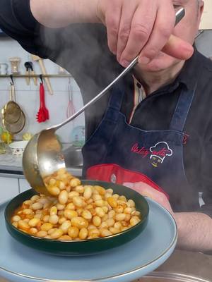 A post by @chefoktayusta on TikTok caption: Kuru fasülye yemeği#🇹🇷 #oktayusta #furdich #😍😍🥰 #vraltiktok #lekkereten #enercı #👨🏻‍🍳 #kurufasülye #tencere#pilav#turşu#cacık#🇹🇷🇹🇷🇹🇷🇹🇷🇹🇷 