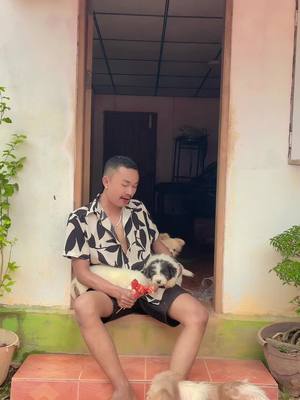 A post by @aungchanaye on TikTok caption: ငေလ်င္ေဘး အလႉကျပန္ေရာက္တာနဲ ခေလးေတြ လာေျပးႀကိဳတာ ခ်စ္မဝေလးေတြ❤️13ရက္ေန အလႉျပန္ထြက္မာ 🙏