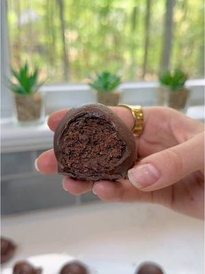 A post by @liviabenson on TikTok caption: brownieee balls 2.0 ☕️🍫 I will be posting all the Easter stuff I filmed so stay tuned ;) #brownieballs #ellegibsonbrownieballs #ellegibson #healthybrownies #datebrownieballs #easyrecipes #nobake 