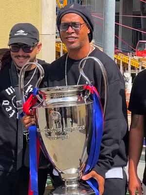A post by @ronaldinho on TikTok caption: Dia de turistar pelo Museu e Estádio do @fcbarcelona !!! 🔴🔵 #fcbarcelona #spotifycampnou #barcelona #ronaldinho 
