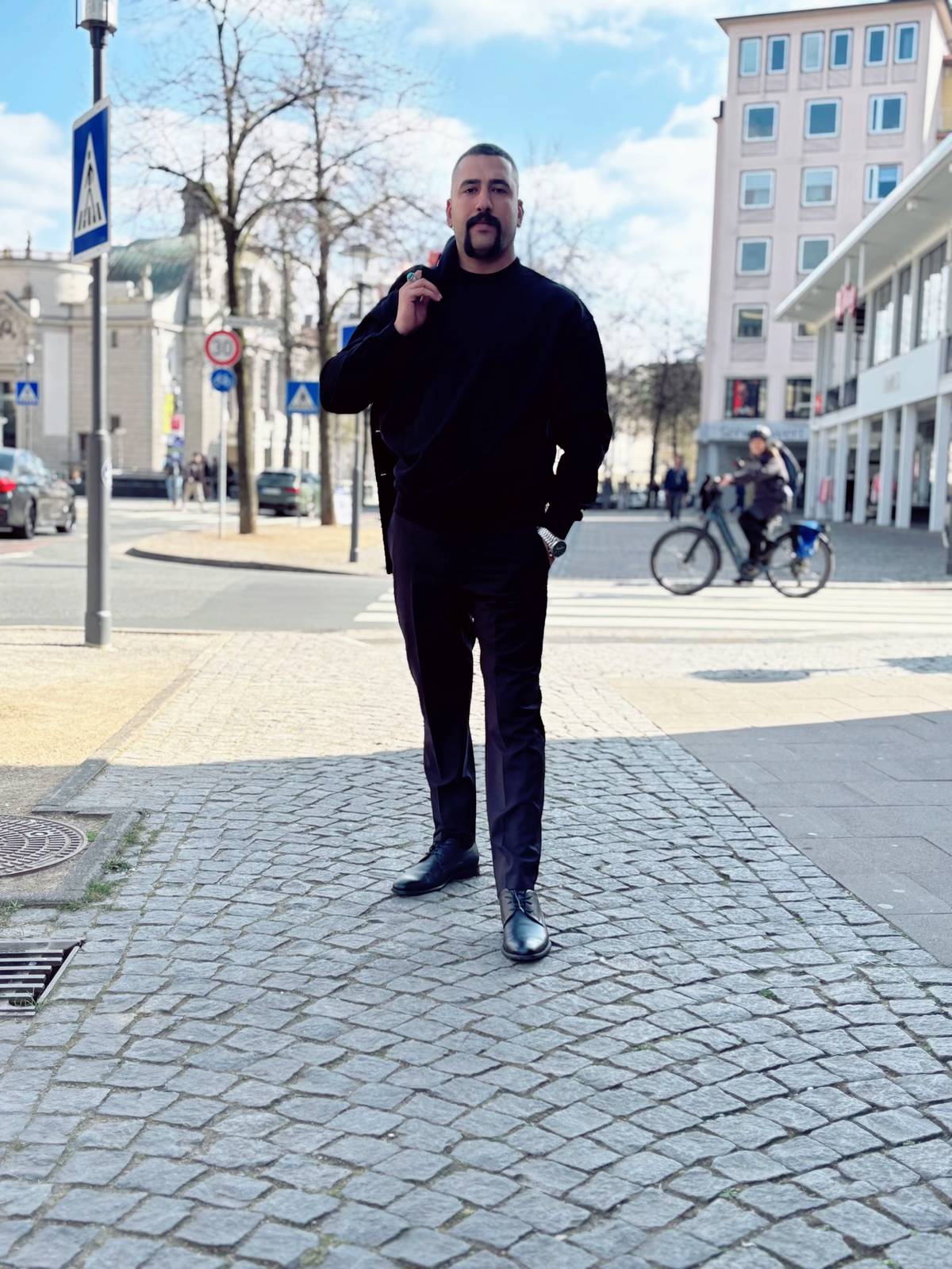 A post by @hussainmuwafaq91 on TikTok caption: #بغداد_العراق #البصره_شط_العرب #الموصل_دهوك_اربيل_بغداد_كركوك #البصرة #العراق #المانيا🇩🇪 #ابوشاهين_خادم_المظلومين #الشعب_الصيني_ماله_حل😂😂 #كربلاء #الموصل #الامارات_العربية_المتحده🇦🇪 #تكريت #دبي #قطر🇶🇦 #امريكا🇺🇸 #النمسا🇦🇹 #الناصريه #بغداد #امريكا #ابوشاهين 
