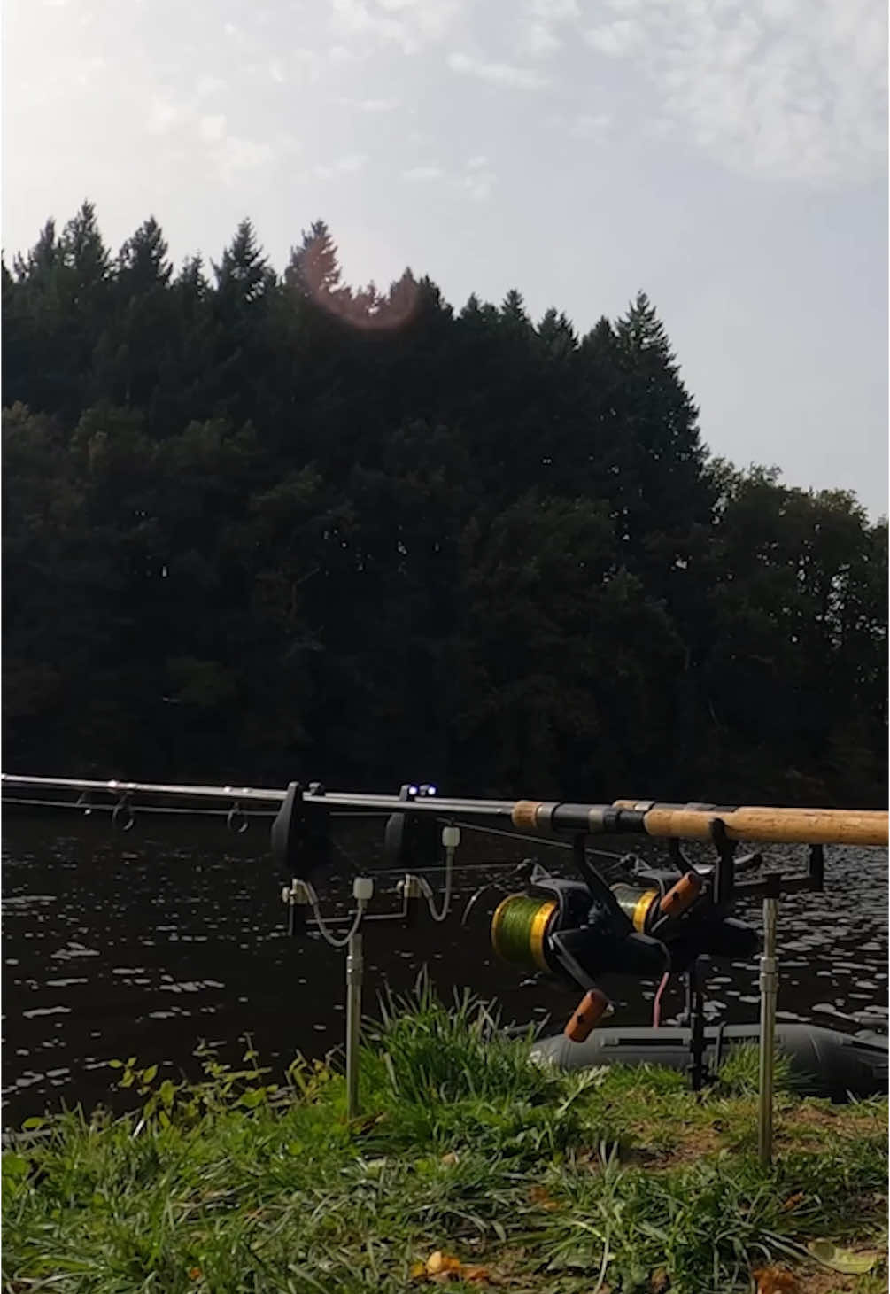 A post by @julien_josselin_scale on TikTok caption: [VLOG#10] EXTRACT 4 - Du BORD ou en BATEAU ? La MEILLEURE TECHNIQUE pour PÊCHER les CARPES de cet ÉTANG ! ▪️ #bigfish #bigfishing #carprun2024 #carprun #carpe #carp #carpfishing #frenzyfishing #angler #pecheur #fish #bigfish #bigone #poisson #lakefishing #lake #savage #wildfishing #autumnfishing  #memory