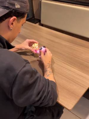 A post by @burgerkingbr on TikTok caption: Quem nunca, né? Vem garantir seus personagens icônicos de Cartoon no BK! Pra escolher o seu é só pedir o Combo King Jr e aproveitar!!! #Cartoonnetwork #BurgerKing    Combo King Jr.™ inclui 1 sanduíche de Pão, Carne e Queijo podendo ser substituído por 4 unidades de BK® Chicken ou Chicken Jr. + 1 suco + 1 batata pequena + 1 brinquedo. O valor do brinquedo está incluso no preço do Combo King Jr. ™, que dá direito a apenas um dos brinquedos disponíveis. O brinquedo também poderá ser adquirido separadamente, conforme condições específicas de preço e quantidade. Imagens meramente ilustrativas. TM & © 2025 Burger King Company LLC. Uso sob licença. Todos os direitos reservados.© & ™ CN. 2025.