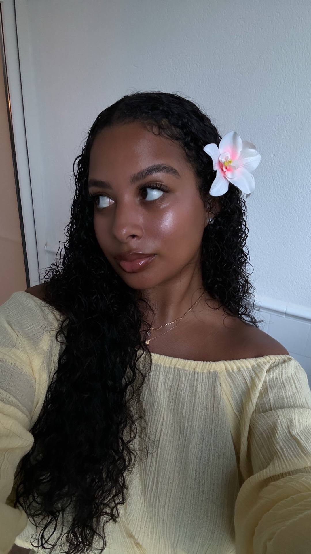 A post by @silviaaa on TikTok caption: selfies 💐 #fyp 