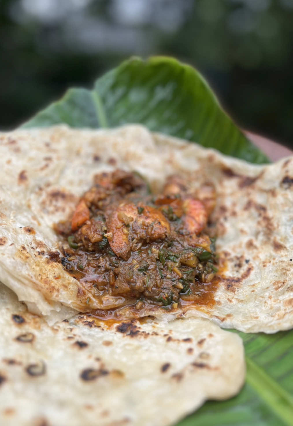 A post by @cuisineofsrilanka on TikTok caption: කට අවුස්සගන්න නම් එපා... #prowns #kussiya #cuisineofsrilanka #foodie 