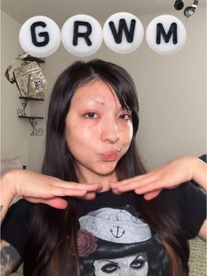 A post by @santanabarelaa on TikTok caption: GRWM 💻 #getreadywithme #grwm #makeup #grwmmakeup #tutorial #alttiktok #alternativegirl #altmakeup #fypシ #trending #foryoupage 