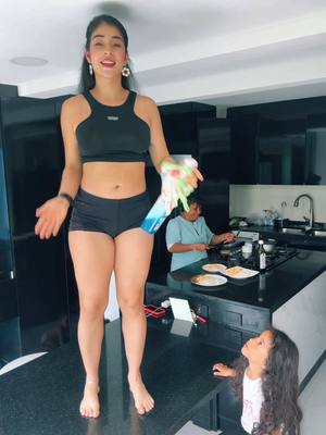 A post by @katy_carrdona on TikTok caption: Me tocó limpiar con estilo JAJAJAAJAJ