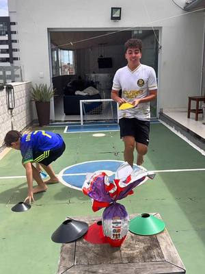 A post by @jaobastos on TikTok caption: Pra quem vocês estavam torcendo? #pascoa #kinderovo #irmaos 