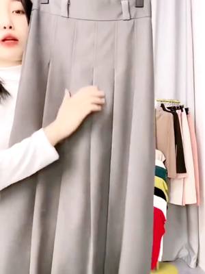 A post by @thu_cung_333 on TikTok caption: Chân Váy Xòe Xếp Dáng Xòe Dài Tạo Độ Bồng Tự Nhiên#mua #video #xuhuong #xuhuongtiktok #thoitrangcongso #quanao #thoitrang #monkey 