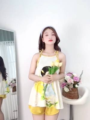 A post by @thu_cung_333 on TikTok caption: Bộ ĐỒ NGỦ nữ mặc nhà chất liệu lụa satin mềm mại #mua #video #xuhuong #xuhuongtiktok #thoitrangcongso #quanao #thoitrang #monkey 
