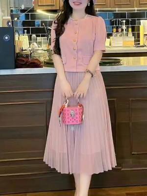 A post by @thu_cung_333 on TikTok caption: Set áo vạt lượn và chân váy cạp lưng thun nữ công sở ZUMY fashion trẻ trung Top Women#mua #video #xuhuong #xuhuongtiktok #thoitrangcongso #quanao #thoitrang #monkey 