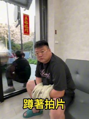 A post by @lloydlin999 on TikTok caption: 公司新請來的攝影師讓我的寶貴資產跪著拍片?? #快樂阿隆