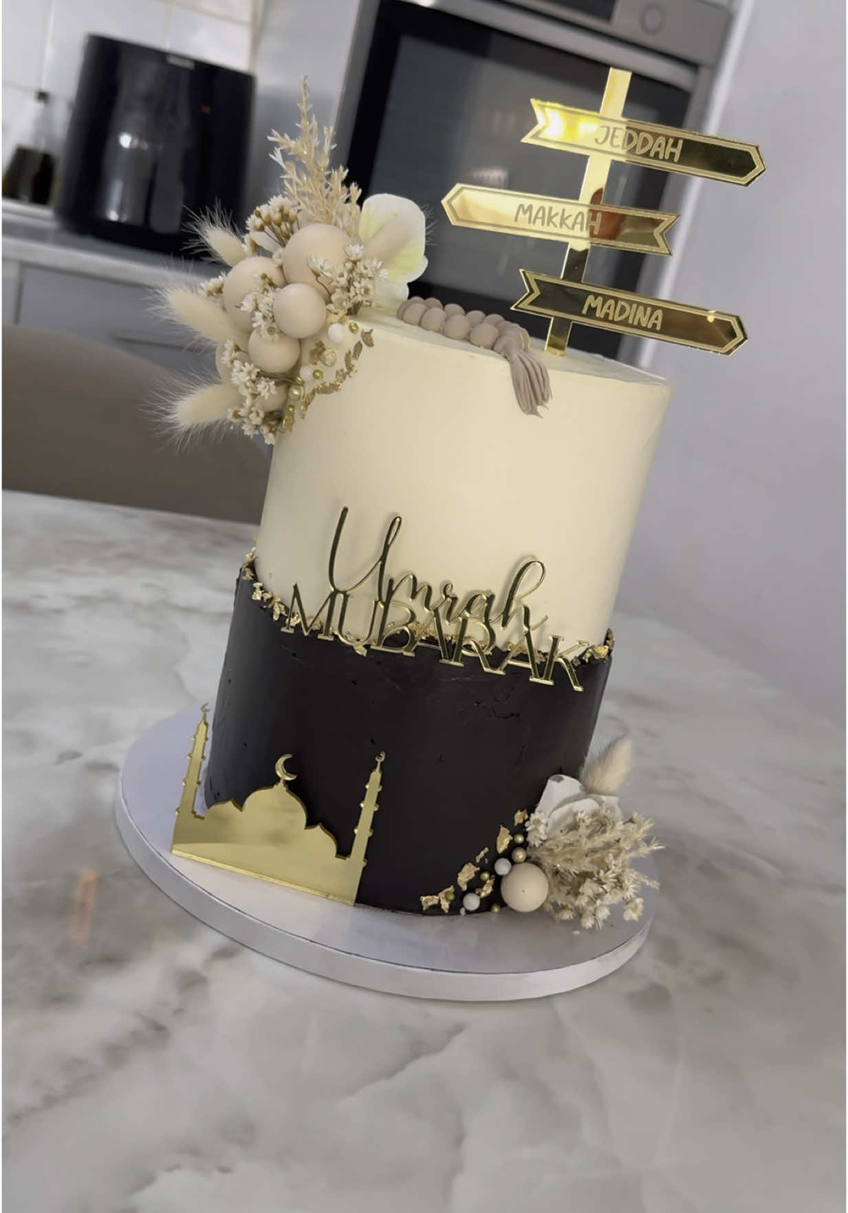A post by @ on TikTok caption: Layer cake Omra Mubarak ✨ #omra #omramubarak #umrah #umrah2025 #umrahmemories #umrahcake ##omracake #layercake #gateau 