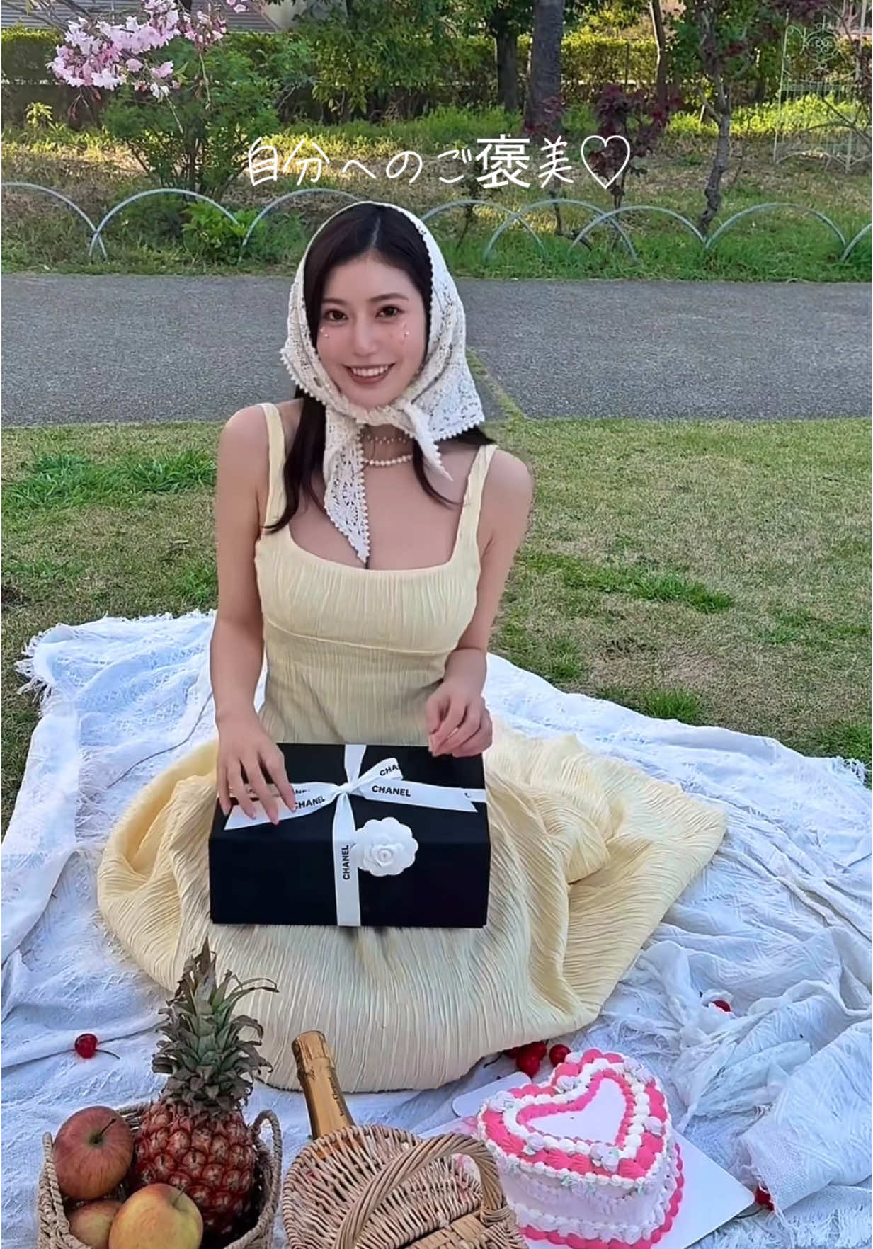 A post by @i.am_natsuki_ on TikTok caption: 開封動画🎁🎀 友達に渡してもらってるけど、もちろん自分で購入、、😳 CHANELのピンクのバッグ🎀 #開封動画 