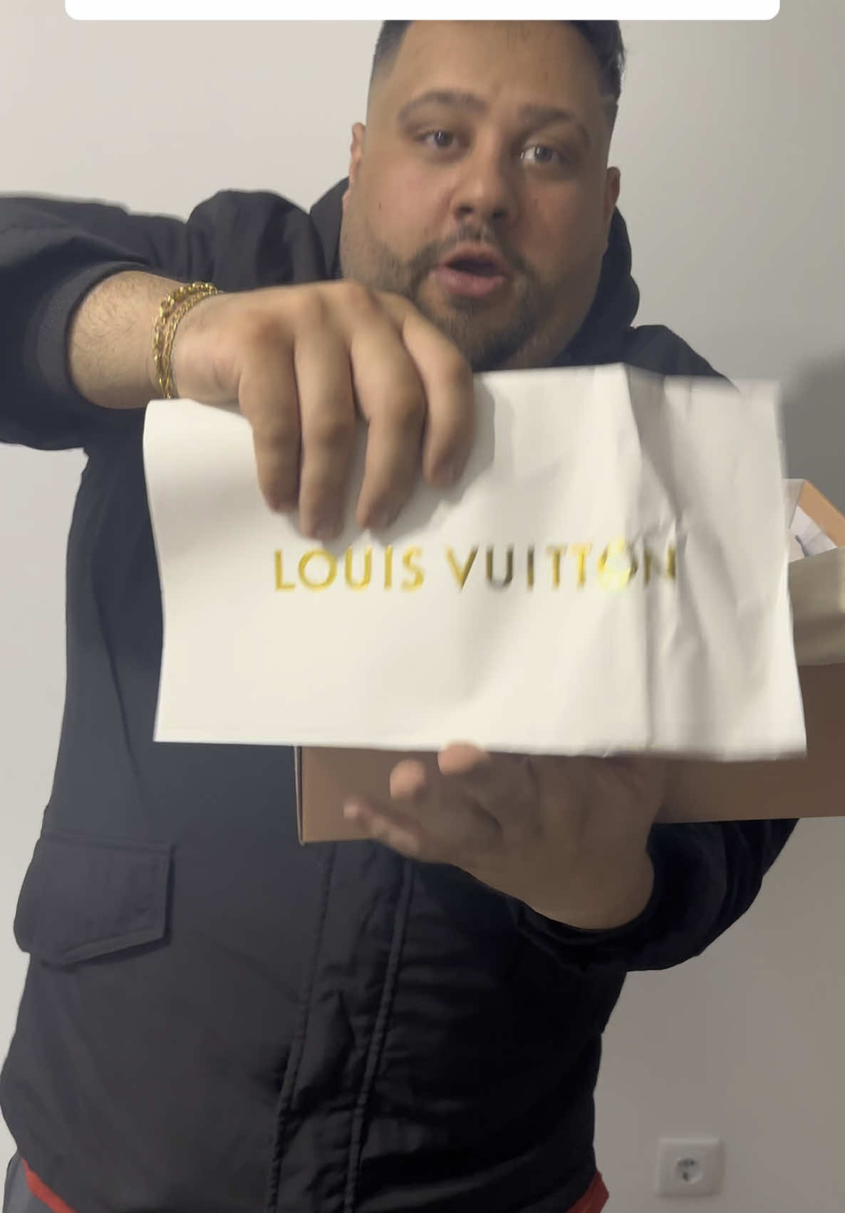 A post by @ on TikTok caption: TUDO A MANDAR MENSAGEM @As Charmosas’S #fyp #ciganos #comedia #carlosbombaoficial #vaiprofycaramba 