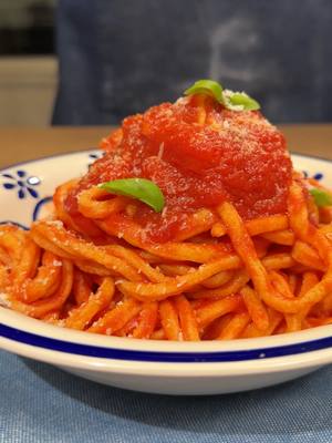 A post by @giallolovesitaly on TikTok caption: 🧄🍅🌿 Handmade Spaghetti alla Chitarra with fresh tomato & basil sauce – a taste of Italy in your kitchen!❤️ Rustic, simple, so satisfying 🍝💫  Ingredients for the pasta: 3 1/4 cups all-purpose flour (400 g) 4 medium eggs Ingredients for the sauce: Olive oil, to taste Garlic, to taste 3 1/4 cups tomato purée or crushed tomatoes (800 g) Fresh basil, to taste #giallolovesitaly #gz #HomemadePasta #SpaghettiAllaChitarra #ItalianCooking #ComfortFood #PastaNight