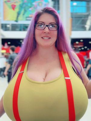 A post by @demoraavarice on TikTok caption: Here at #c2e2 !