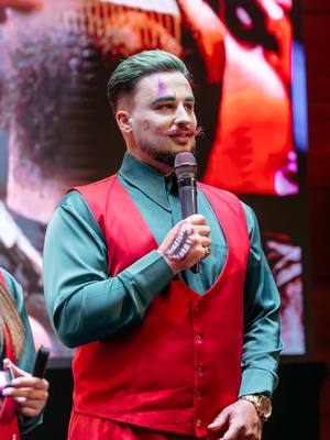 A post by @virgilthebarber on TikTok caption: VTBShow 2025 ❤️🔥 Suntem o echipă, o familie, o generație care a refuzat să rămână pe loc.  Am transformat durerea în artă, trecutul în forță, și visul în realitate. Dacă ai fost acolo, lasă un comentariu și spune-ne ce ai simțit.❤️🫶 Mulțumim @Gherlan Mihaela  pentru ținutele impecabile 🫶.