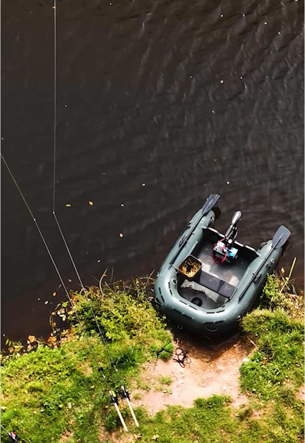 A post by @julien_josselin_scale on TikTok caption: [VLOG#10] EXTRACT 5 - Du BORD ou en BATEAU ? La MEILLEURE TECHNIQUE pour PÊCHER les CARPES de cet ÉTANG ! ▪️ #bigfish #bigfishing #carprun2024 #carprun #carpe #carp #carpfishing #frenzyfishing #angler #pecheur #fish #bigfish #bigone #poisson #lakefishing #lake #savage #wildfishing #autumnfishing  #memory