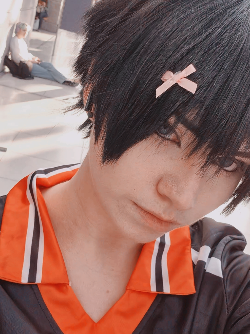 A post by @aki.kyuu on TikTok caption: we fell after I running out of screen, but don't tell anyone 😂 #haikyuu #haikyuucosplay 