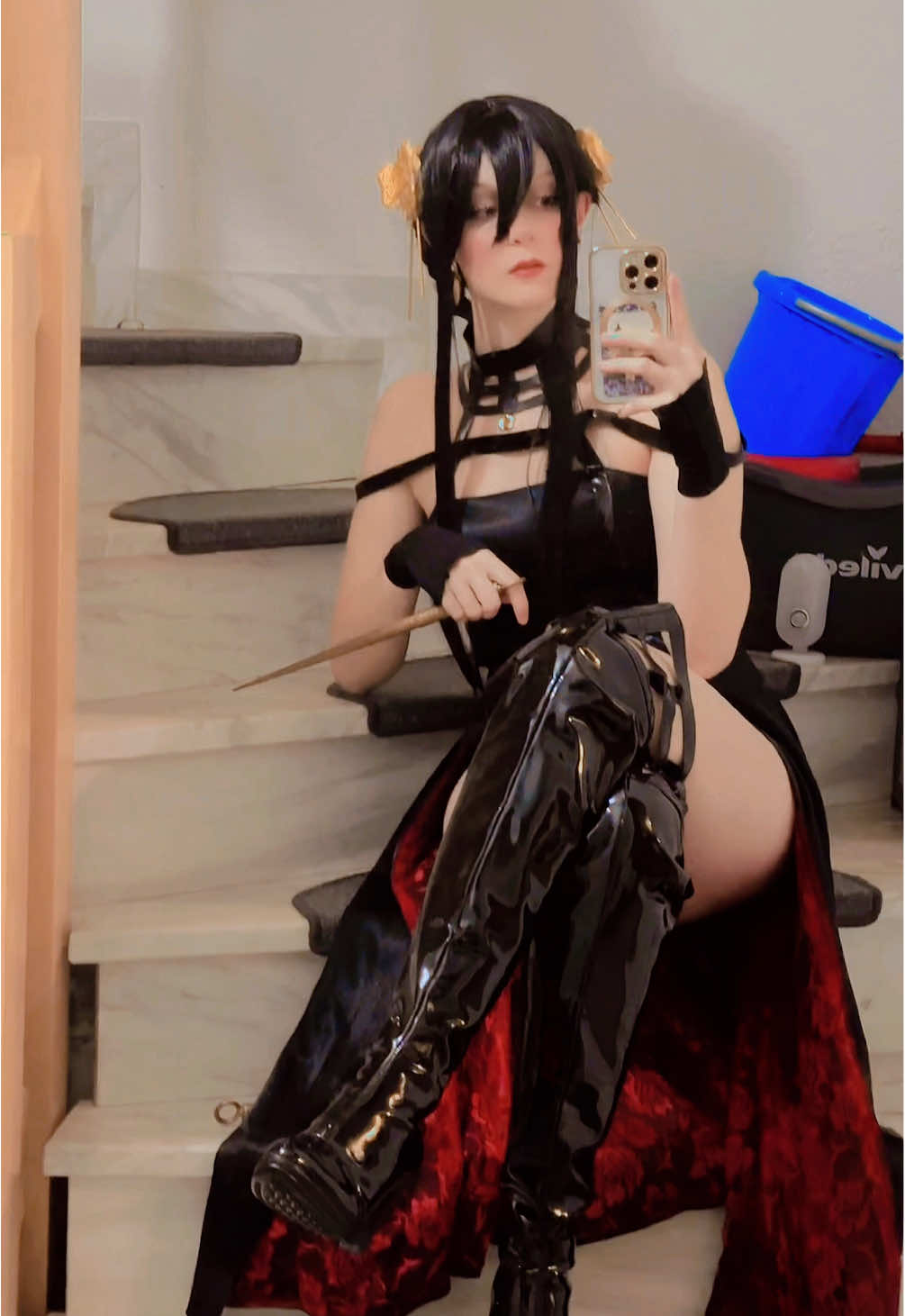 A post by @ on TikTok caption: I can’t wait to shoot this beautiful women ❤️🌹 #yorforger #yor #spyxfamily #spyxfamilyanime #spyxfamilycosplay #yorforgercosplay 