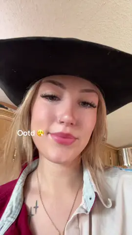 A post by @emmaefen on TikTok caption: Stole dads shirt