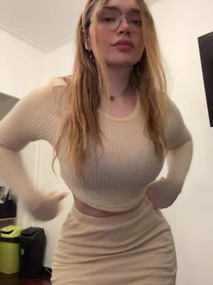 A post by @candyrobbs on TikTok caption: Bancan el outfit?
