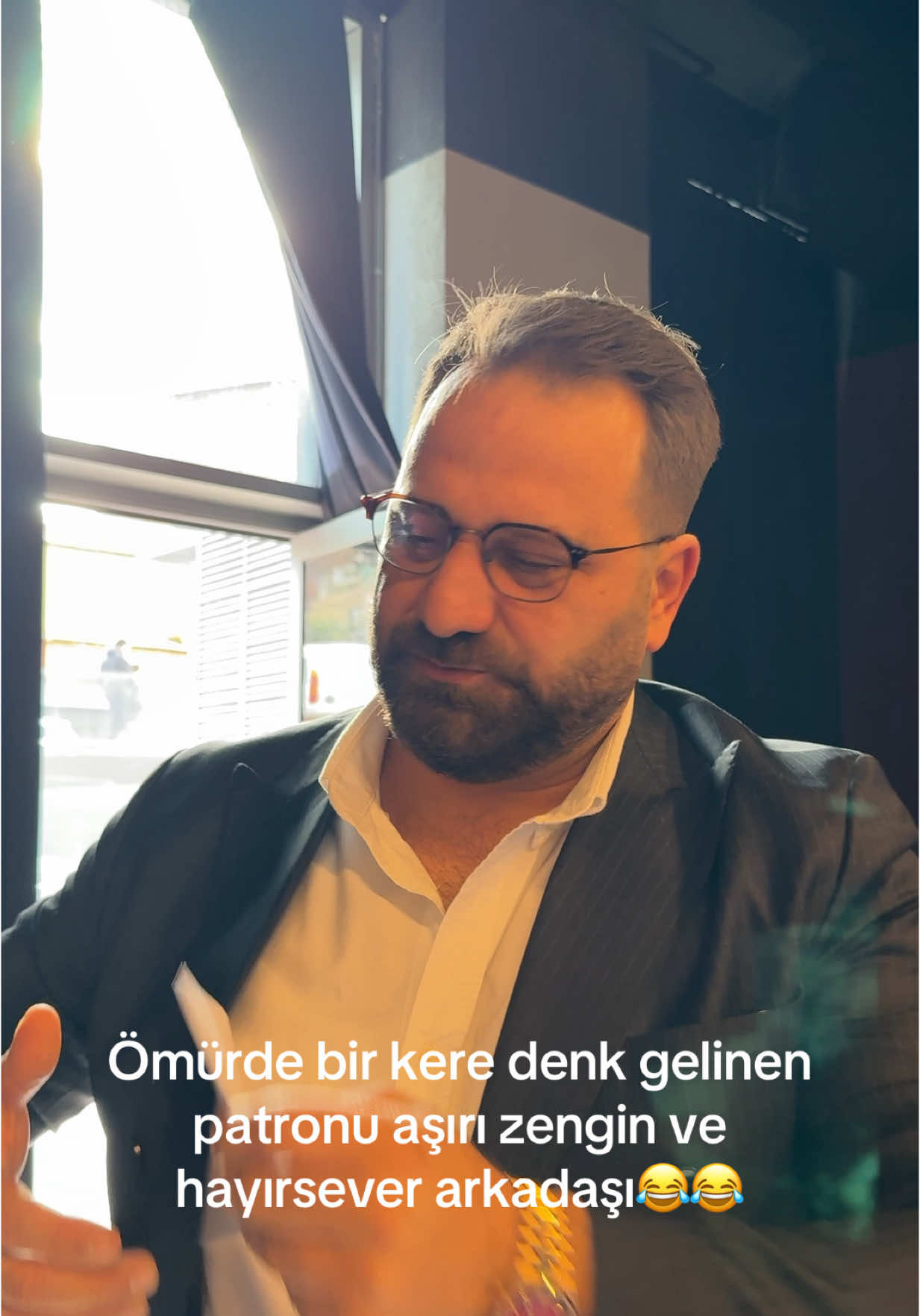 A post by @gokhanunverben on TikTok caption: Patronun masaya oturabilen tek kişi😂