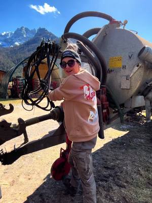 A post by @austrian_diggergirl on TikTok caption: 🥰😜💪🏻 #gülle #farmgirl #austria #mountain #fendt #tractor #sun #lohnerausleidenschaft #lohner #girl #fy #farmtok #viral 