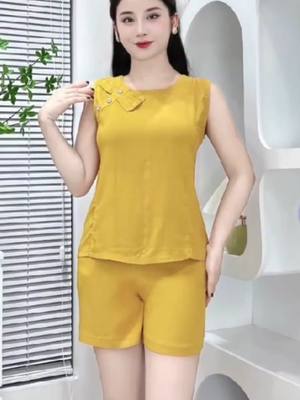 A post by @thu_cung_333 on TikTok caption: BỘ MẶC NHÀ, BỘ LẠNH NHUNG QUẦN ĐÙI PHỐI NƠ VAI, SIZE 45-65KG #mua #video #xuhuongtiktok #xuhuongtiktok #thoitrangcongso #thoitrangcongso #quanao #quanao #thoitrang #thoitrang 