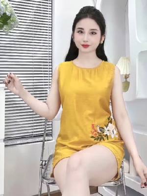 A post by @thu_cung_333 on TikTok caption: BỘ TRUNG NIÊN TOTE LANH WASA ĐÍNH KHUY TÚI NGỰC QUẦN LỬNG, SIZE 45-65KG Áo Nữ Women Top Voi Nhung Vàng #mua #video #xuhuongtiktok #thoitrangcongso #quanao #thoitrang #xuhuong #monkey 