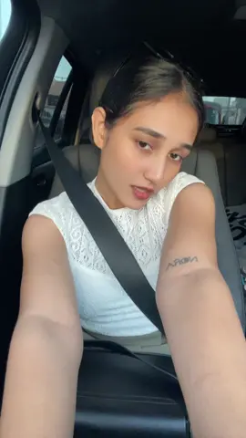 A post by @ishini_wijesinghe on TikTok caption: කොදුරා මගේ බව නෑසුනු ලෙස නුඹ ආවේ ආයේ! 😌💛 @DILU Beats @Iman Fernando #onemillionaudition #trending #ishiniwijesinghe #viralvideo #dilubeats #imanfernando 