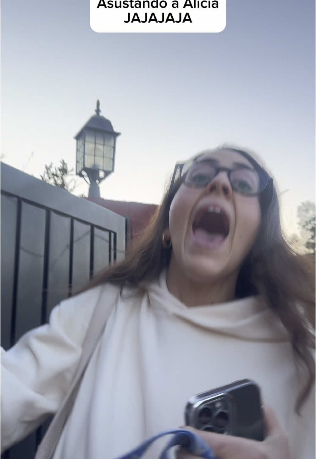 A post by @aleagullosm on TikTok caption: SPOILER: SALE MAL JAJAJAJA #aleagullosm #aleagullosm #caracuadrada #sister @Alicia Agulló 