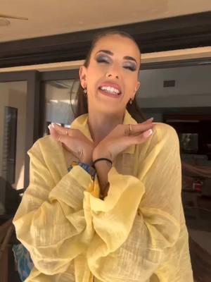 A post by @juliamenugarcia on TikTok caption: Primer día de Coachella 2025. 🎡 ¿Qué os parece mi primer outfit?