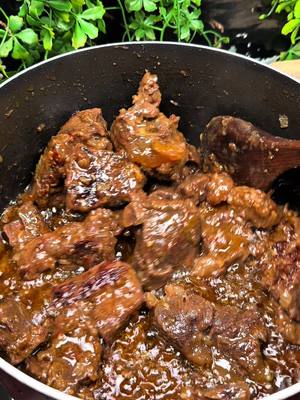 A post by @ndockbidi_food on TikTok caption: Le pain viande au concert de Cysoul ce soir. Et je chanterai 😍😍 #camerountiktok🇨🇲 #CapCut #ndockbidi #nigeriantiktok🇳🇬 #cotedivoire🇨🇮 