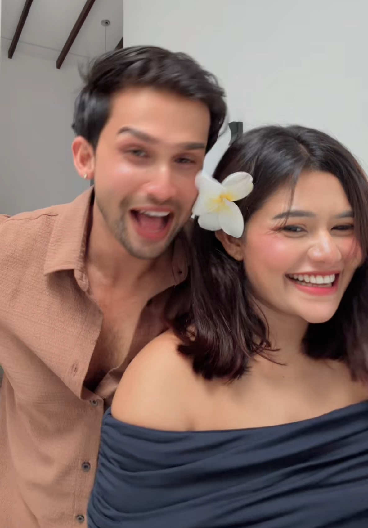 A post by @harshyuofficial on TikTok caption: ඔයා මට මනාප  නම් බං... අපි ජෝඩු දාලා යං ....  ජෝඩු දාලා ගිය කාලේ ඉවරයි හැබැයි😅😭 @nipun_fdo  #sinhalasong #sinhalatiktok #oyamata #fypシviralvideoforyouii #fyp #srilankan_tik_tok🇱🇰 #srilankangirl #slcouple #fyplanka #srilankatiktok #whattowatch #trendingnow #couplegoals #family 