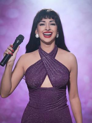 A post by @_marianazambrano on TikTok caption: Tributo a la Gran Selena Quintanilla ✨❤️ Siempre vivirá en nuestros corazones #selenaquintanilla #selena #Viral #mexico #transicion 