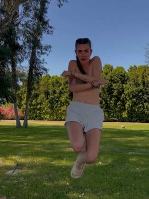 A post by @juliamenugarcia on TikTok caption: Leemos pero no juzgamos #coachella25