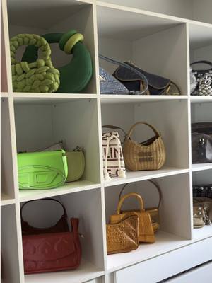 A post by @vivi on TikTok caption: Tour completo pelo meu closet novo super lindo e organizado 🩵🎀💫👗 quem amou?? 